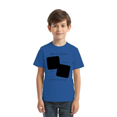 Blaues kurzarmshirt mit schwarzem grafikdesign aus zwei überlappenden quadraten und kursivtext personalisierbar