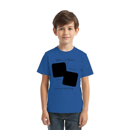 Blaues kurzarmshirt mit schwarzem grafikdesign aus zwei überlappenden quadraten und kursivtext personalisierbar