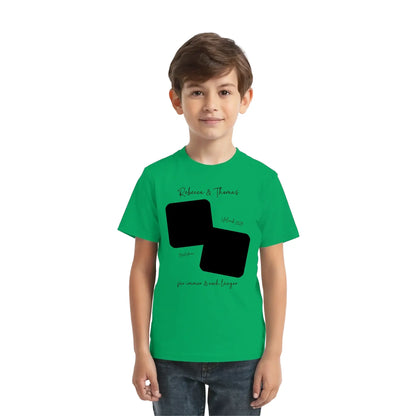 Grünes kurzarmshirt mit schwarzem grafikdesign und personalisierbarem fotomotiv aus der statement-collection