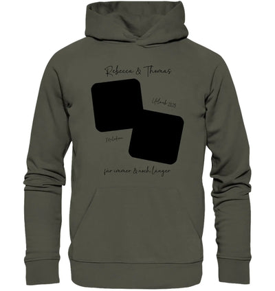 Olivegrüner kapuzenpullover mit schwarzem grafikdesign aus zwei überlappenden rechtecken und kursivschrift personalisierbar