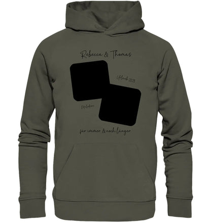 Olivegrüner kapuzenpullover mit schwarzem grafikdesign aus zwei überlappenden rechtecken und kursivschrift personalisierbar