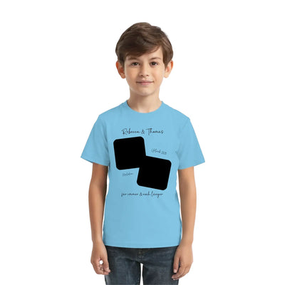 Hellblaues kurzarmshirt mit schwarzem grafikdesign aus zwei überlappenden quadraten und personalisierbarem text
