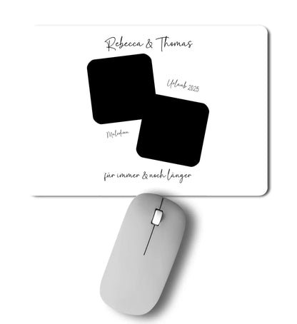 Weißer rechteckiger mousepad mit schwarzen geometrischen fotoframes und elegantem kursivtext perfekt für hochzeiten