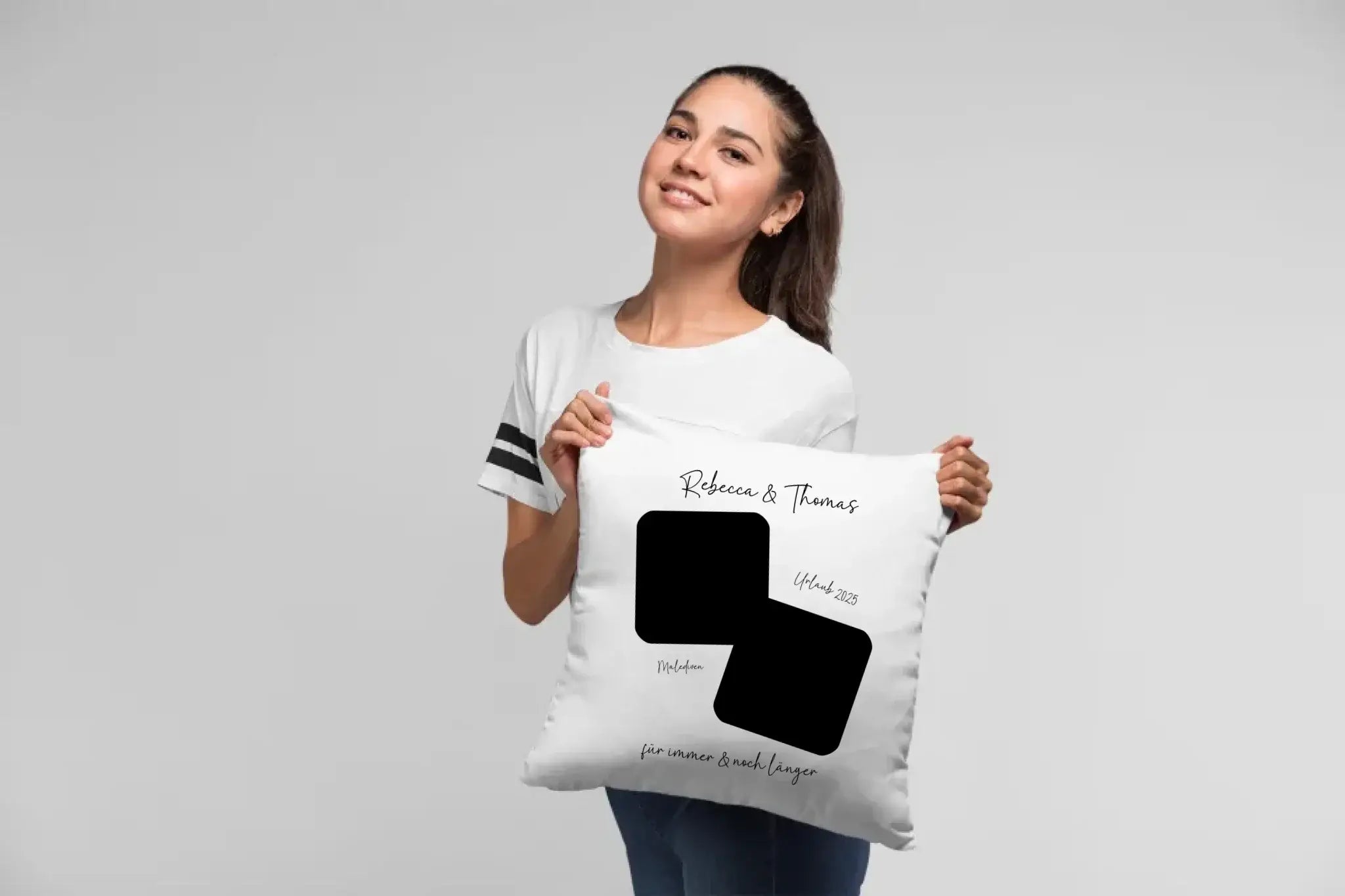 Weißer kissen mit schwarzen rechteckigen fotoausschnitten und eleganter schrift mit name rebecca und thomas als personalisiertes hochzeitsgeschenk