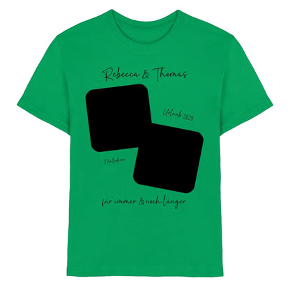 Ein grünes cotton t-shirt mit schwarzen überlappenden quadraten und personalisiertem wunschtext aus der statement-collection