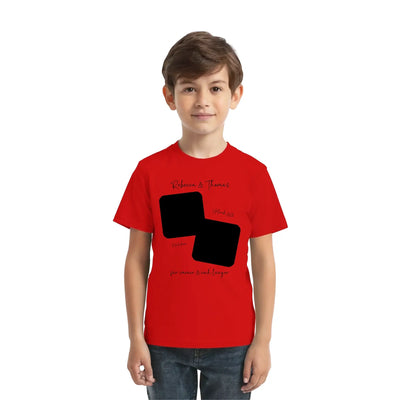 Rotes kurzarmshirt mit schwarzem grafikdesign und personalisierbarem text aus der statement-collection