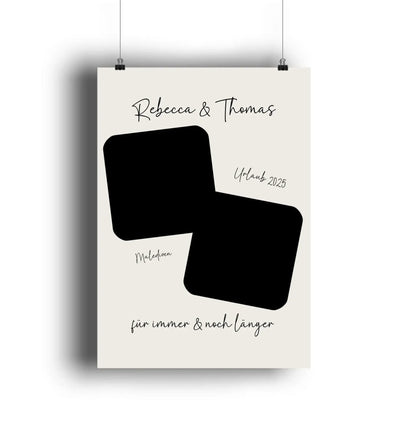 Minimalistisches cremefarbenes poster mit zwei schwarzen rechteckigen fotos und elegantem text rebecca und thomas urlaub 2025 für immer und noch länger