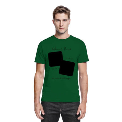 Dunkelgrünes baumwollshirt mit schwarzem geometrischem design und kursivem text von der statement-collection