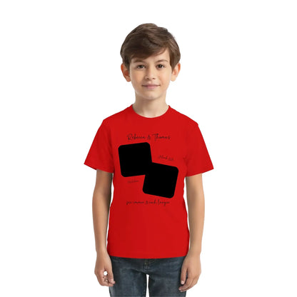 Rotes kurzarmshirt mit schwarzem grafikdesign und wunschtext personalisierbar aus der statement-collection