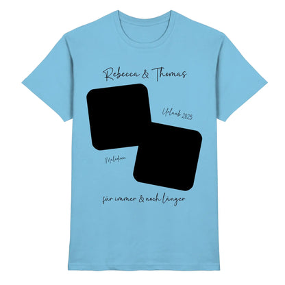 Hellblaues baumwollshirt mit schwarzem grafikdesign aus zwei überlappenden rechtecken und personalisiertem kursivtext