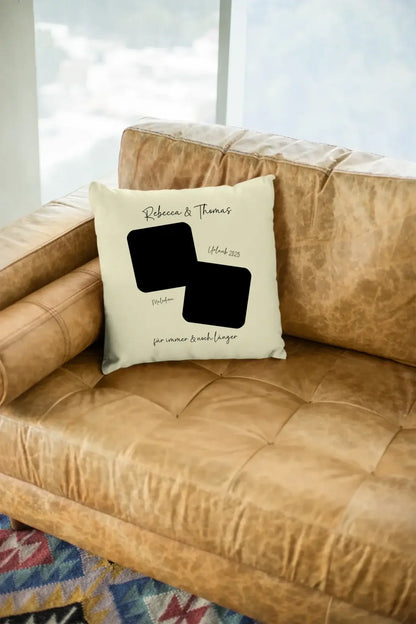 Creamfarbiges kissen mit schwarzen fotoausschnitten und eleganter kursiver schrift für personalisierte paare