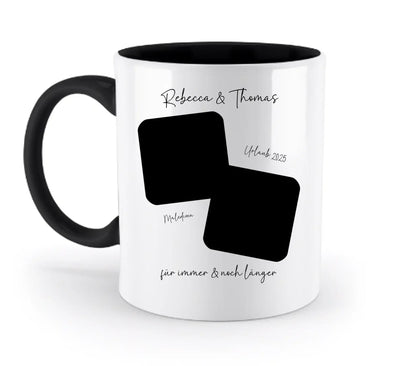 Weiße keramikmug mit schwarzem griff und innenraum, zwei schwarze rechteckige fotoslots zum personalisieren
