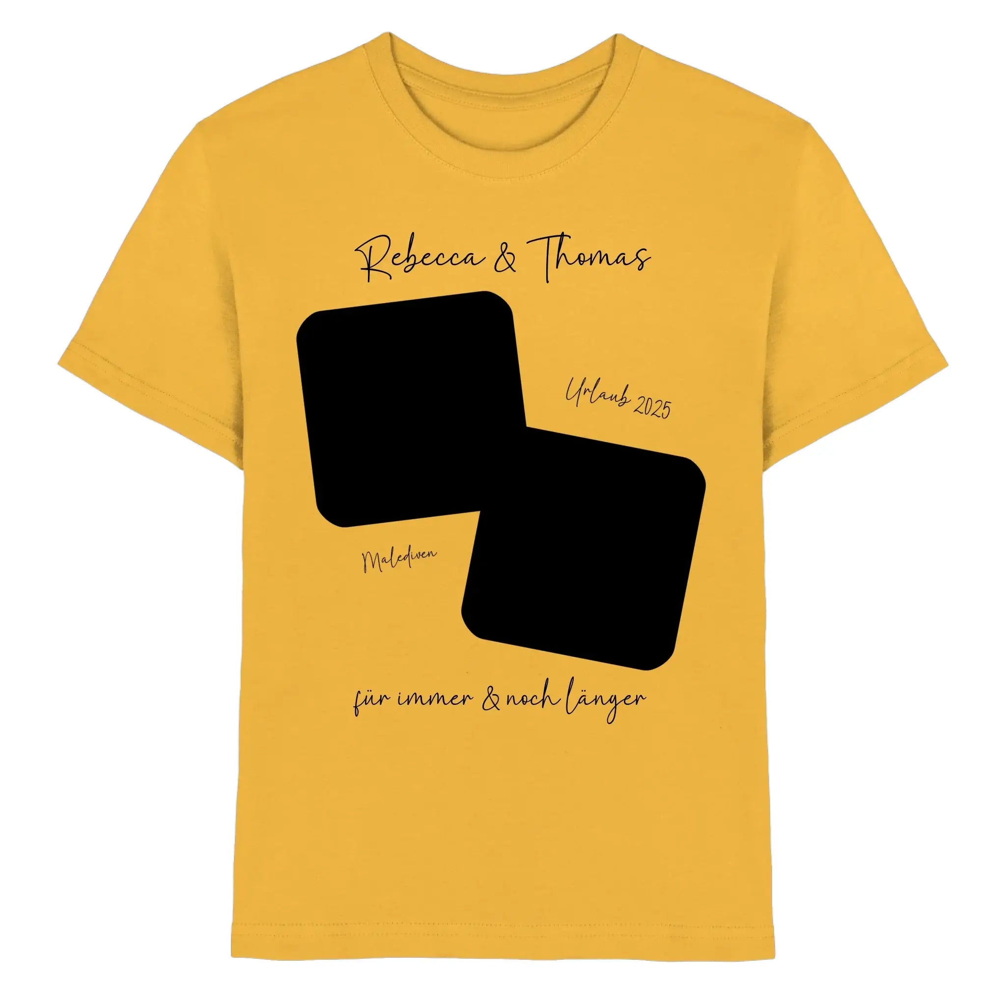 Ein senfgelbes baumwollshirt mit schwarzem grafikdesign aus zwei überlappenden rechteckigen ausschnitten und cursiver textgestaltung aus der statement-collection