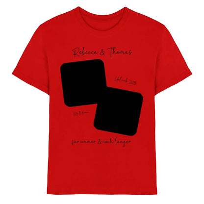 Leuchtendes rotes baumwollshirt mit zwei überlappenden schwarzen quadraten und elegantem wunschtext personalisiert
