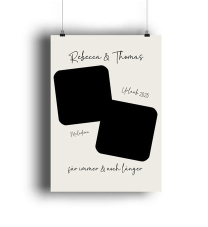 Minimalistisches creamfarbenes poster aus der statement-collection mit zwei schwarzen fotoausschnitten und personalisiertem text