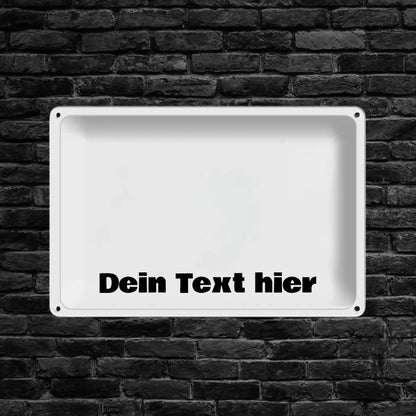 Weißes rechteckiges blechschild 30x20 cm querformat mit schwarzem text dein text hier und ki-cartoon-effekt