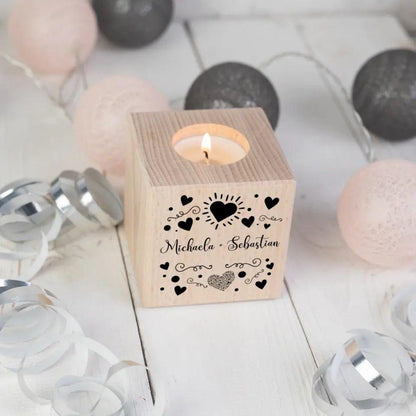 Dein(e) Wunschname(n) im LOVE DESIGN 1 - Würfel aus Holz (Teelichthalter, Kerze, Kerzenständer) - HalloGeschenk.de #geschenkideen# #personalisiert# #geschenk#