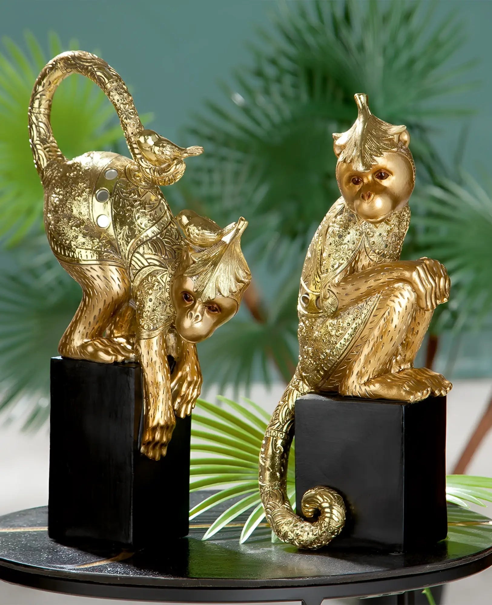Goldene kunstharz affen figuren mit roten augen auf schwarzen quadratischen bases dekoobjekt affe äffchen von gilde