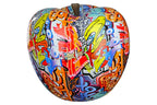 Ein bunter apfel dekoobjekt aus kunstharz mit glänzender street art graffiti in gelb rot blau orange und petrol von gilde