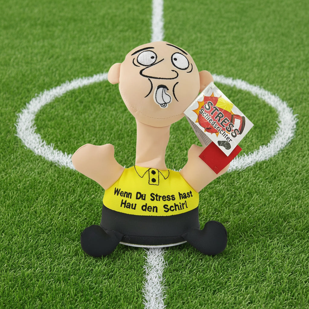 Beiger plüsch stress-schiri mit cartoon-gesicht in gelbem shirt und schwarzen shorts für schlag den schiri spiel