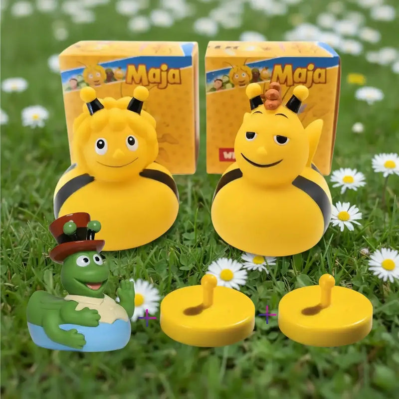 Gelbe gummiente biene maja badeente mit schwarzen streifen und lächelndem gesicht in maja verpackung