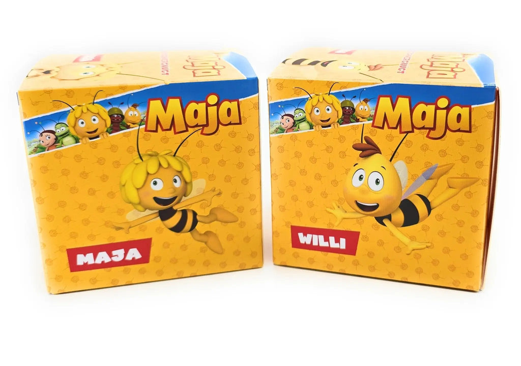 Zwei gelbe kartonboxen mit den bienencharakteren maja und willi aus der kinderserie im bundle geschenkset