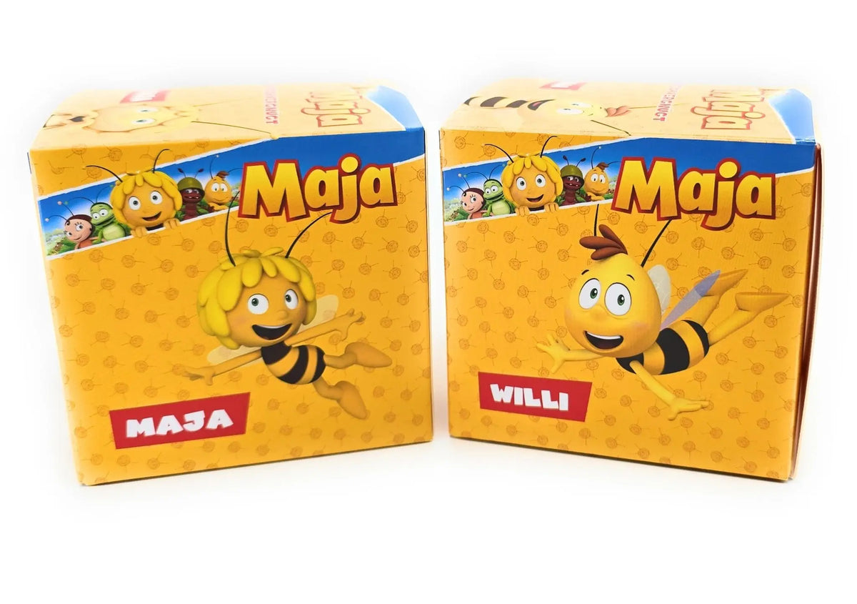 Zwei gelbe kartonboxen mit den bienencharakteren maja und willi aus der kinderserie im bundle geschenkset