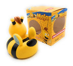 Gelbe badeente biene maja mit schwarzen streifen und blauen flügeln im geschenkset mit hochwertiger verpackung