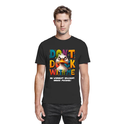 Schwarzes baumwollshirt mit buntem grafikdruck eines wütenden entenmotivs und text don’t dock with me aus statement collection