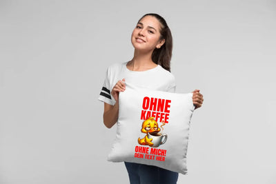 Weißer kissen mit rotem text und cartoonente mit kaffeetasse aus der statement-collection entenmotive