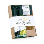 Ein geschenkset namens du bist die beste s mit gourmet-kondimenten und kräutern in glasflaschen