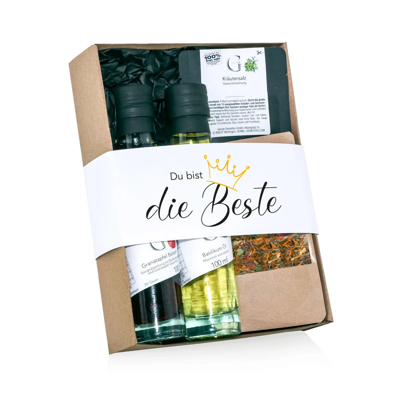Ein geschenkset namens du bist die beste s mit gourmet-kondimenten und kräutern in glasflaschen
