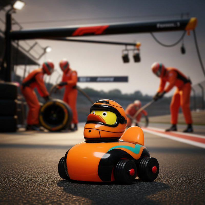 Orange badeente mit rennhelm im orangefarbenen rennwagen mit schwarzen rädern von schnabels