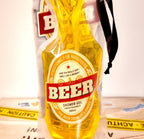 Gelbe bierförmige duschgel-flasche mit rotem weißem etikett und zitronenduft im 300 ml pet-beutel