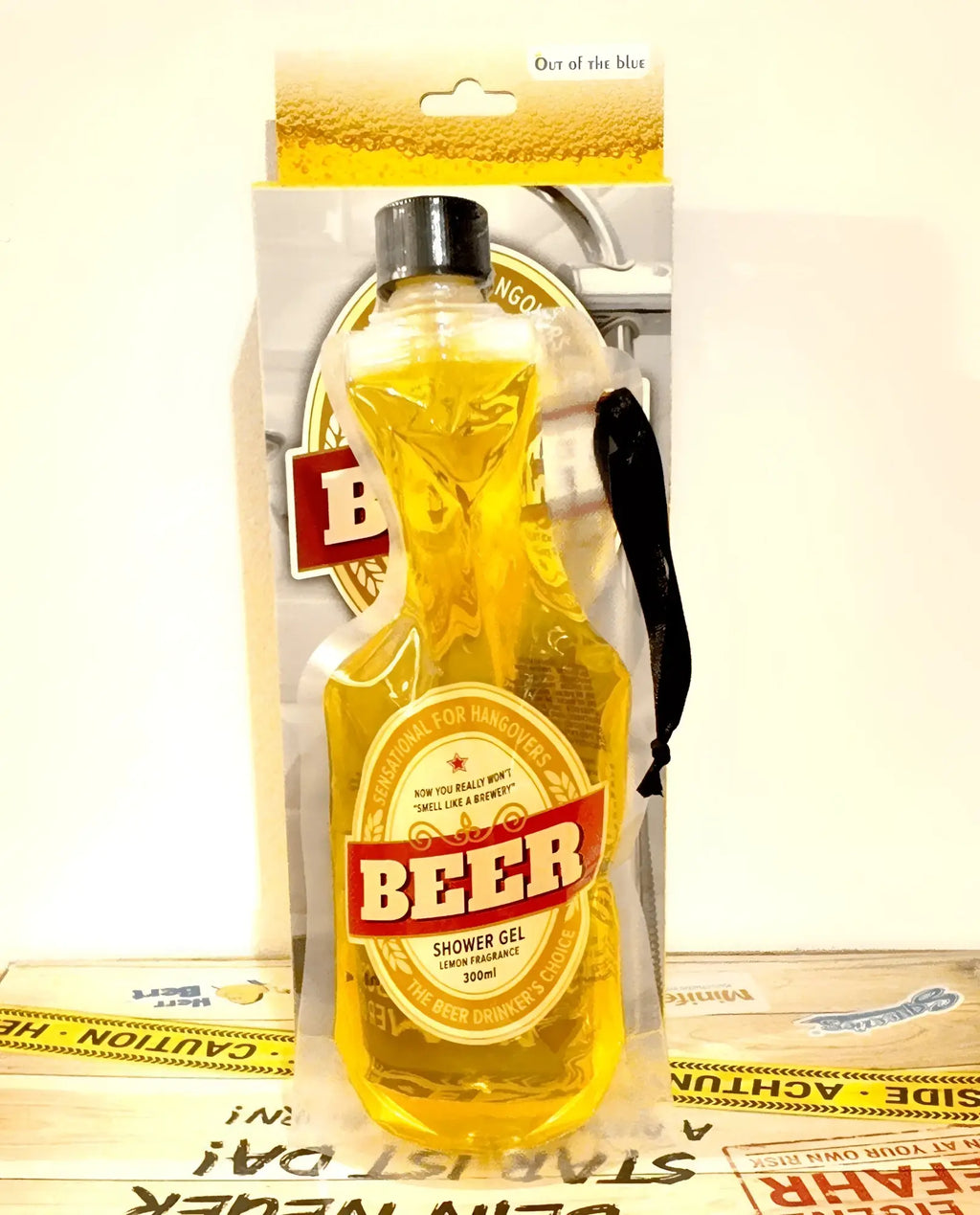 Gelbe bierförmige duschgelflasche mit schwarzem deckel und rotem beer schriftzug mit zitronenduft im pet-beutel