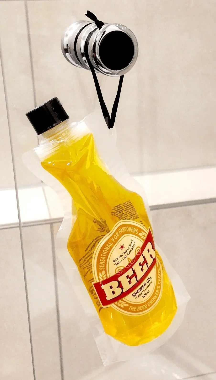 Duschgel mit zitronenduft in gelber bierflasche mit schwarzem deckel und rotem etikett aus pet beutel ca 300 ml