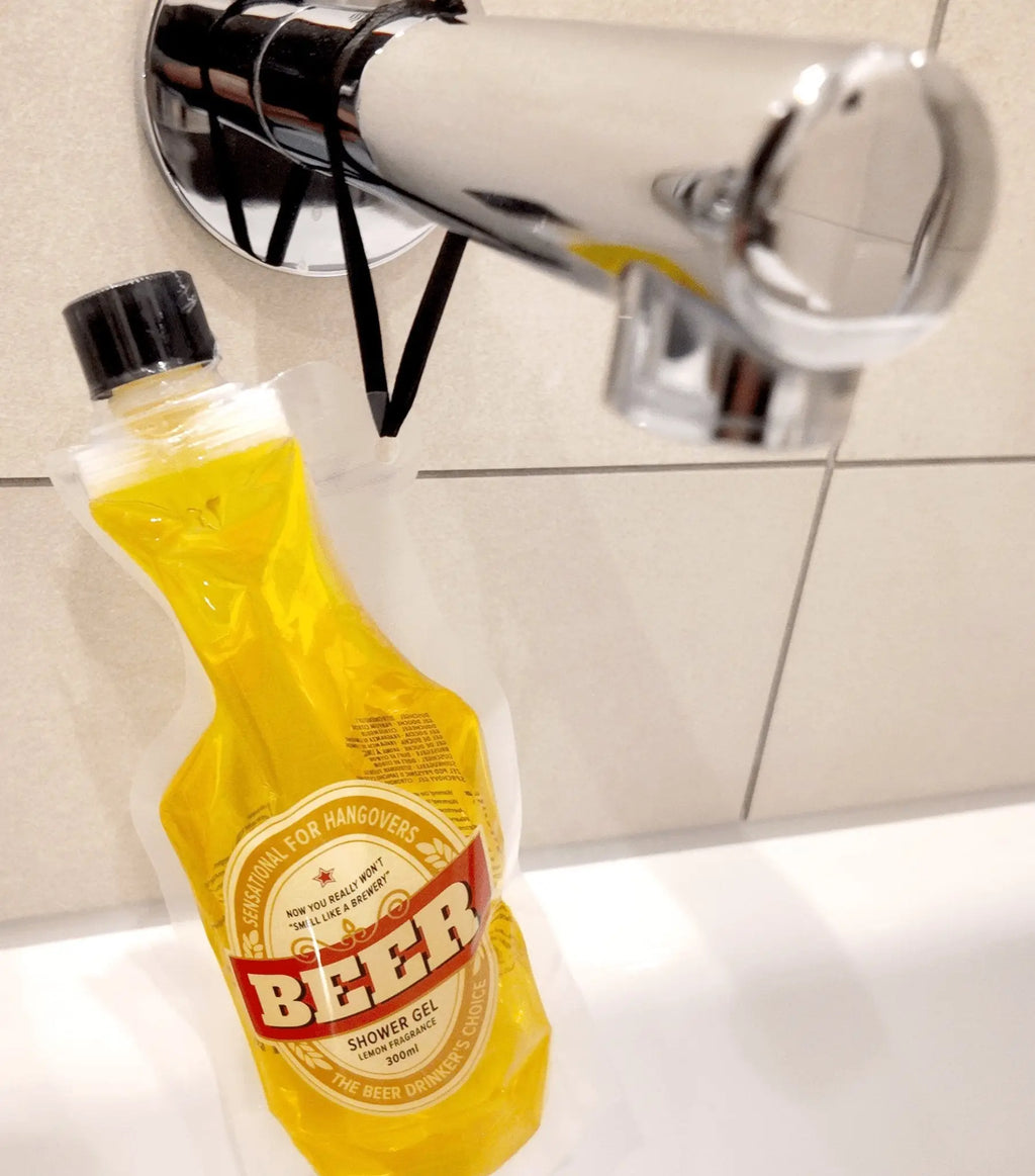 Gelbes bier-duschgel mit zitronenduft in einem squeezable PET-beutel mit schwarzem Verschluss und rot-weißem Etikett