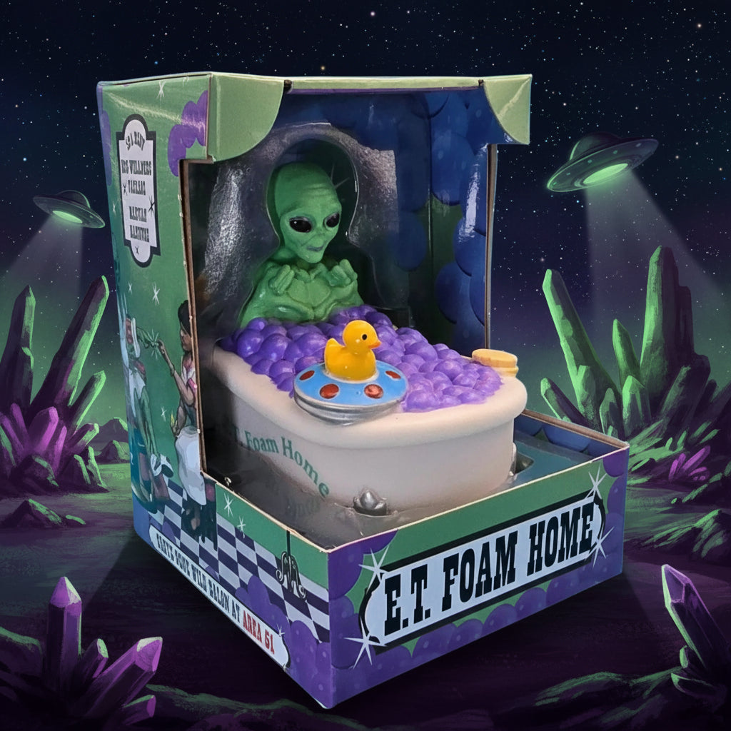 Grüne et foam home gummiente im weißen bad mit lila schaum, gelber ente und ufo spielzeug von celebriducks
