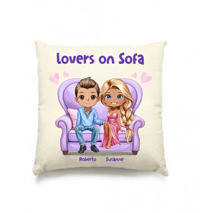 Creamfarbener kissen mit cartoonillustration zweier liebhaber auf lila sofa namens roberto und susanne personalisiert