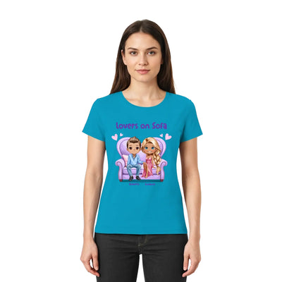Petrolfarben Baumwolle t shirt mit cartoon von zwei liebenden auf lila sofa und text lovers on sofa aus der statement collection