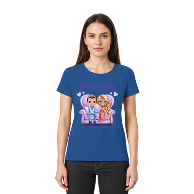 Blaue kurzarm damen tshirt mit cartoon zweier figuren auf lila sessel und text lovers on sofa personalisiert