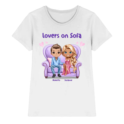 Weißer baumwoll t-shirt mit cartoon grafik von roberto und susanne auf lila sofa und text lovers on sofa