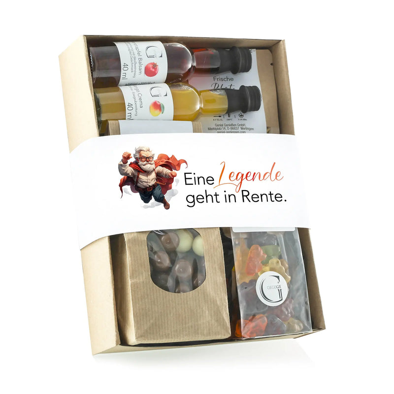 Eine beige geschenkbox von eine legende geht in rente mit drei kleinen glasflaschen apfel und pfirsich cider und süßigkeiten