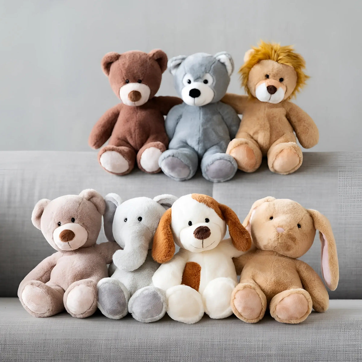 Elefant lone plüschtier aus weichem stoff mit erdigen braun, grau und beige tönen und bestickten gesichtern