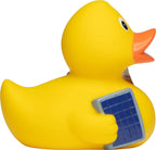Eine gelbe quietsche-ente hält ein blaues solarpanel mit grauen kanten für energieberater