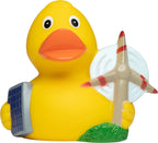 Gelbe quietsche-ente mit orangefarbenem schnabel hält flugzeug und trägt ein solarpanel am linken flügel