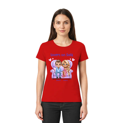 Rotes baumwollshirt mit cartoonillustration von zwei liebenden auf lila sofa und text lovers on sofa aus der statement-collection