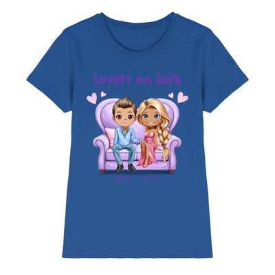 Blaues baumwoll t-shirt mit cartoon grafik zweier liebhaber auf lila sofa lovers on sofa personalisierte figurendesigns
