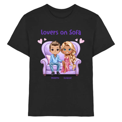 Schwarzes baumwollshirt mit cartoon von roberto und susanne auf lila sofa aus statement collection personalisiert