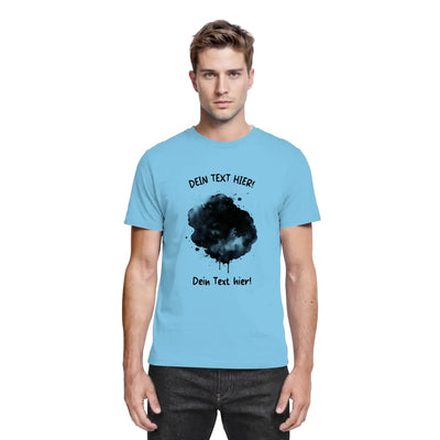 Leichtblaues baumwollshirt mit schwarzem farbkleckseffekt und deutschem platzhaltertext aus der statement-collection